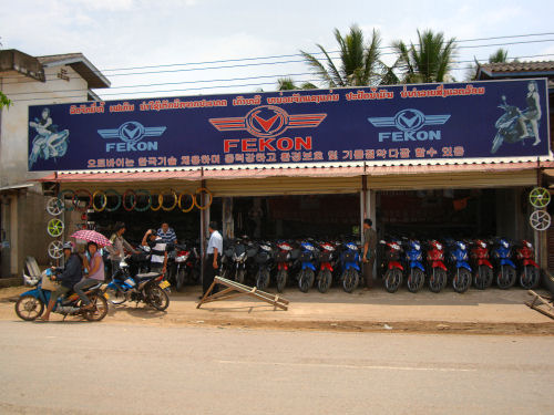 ルアンナムター・バイク屋.jpg