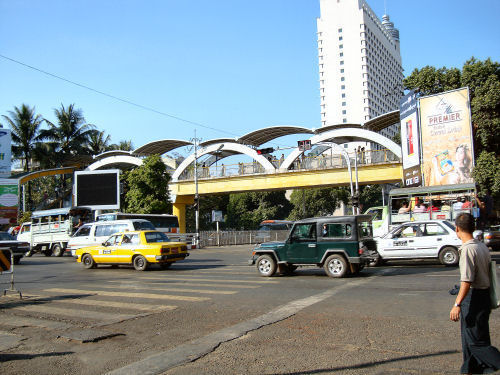 ヤンゴンの陸橋’０９.jpg