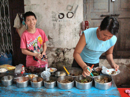 ヤンゴンの屋台で.jpg