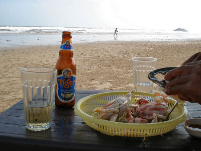 バックビーチでカニとビール.jpg