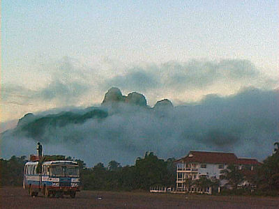 ヴァンビエン雨季の朝.jpg