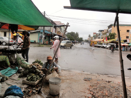 シアヌークビルの小マーケット２.jpg