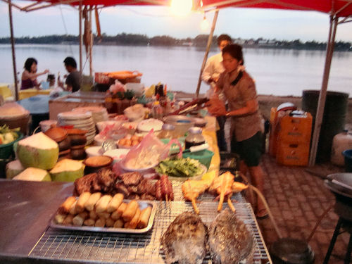 ヴィエンチャンのメコン川沿い屋台２.jpg