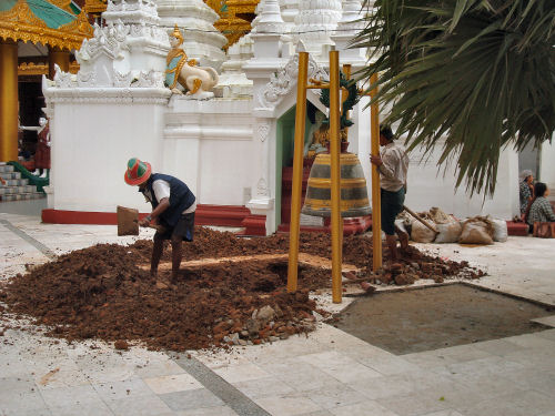 シュエダゴン・パゴダ工事中.jpg