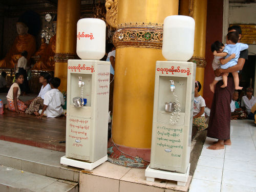 シュエダゴン・パゴダ飲み水.jpg