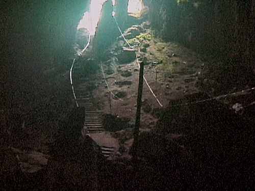 チャラ・ケイブ洞窟階段.jpg