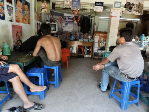 ヤンゴン川対岸の喫茶店.jpg