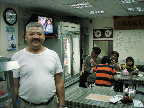 台北の食堂の主人.jpg
