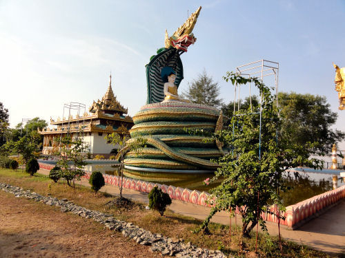 ヤンゴン対岸のパゴダ２.jpg