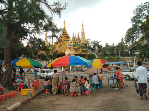 シュエダゴン・パゴダ北参道前.jpg