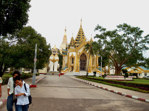 シュエダゴン・パゴダ西参道.jpg