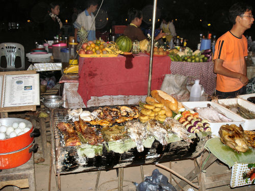 ヴィエンチャン・メコン川沿い屋台２.jpg