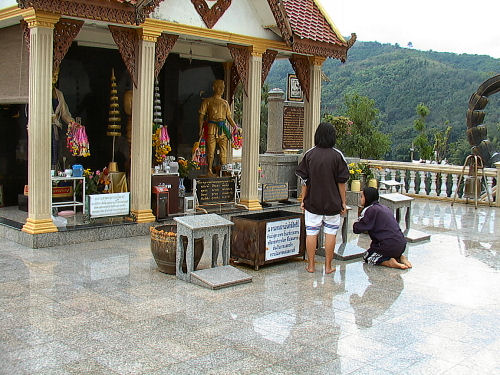 ワット・ドイワオお参り.jpg