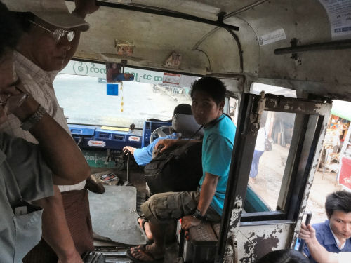 ヤンゴンのバス２.jpg