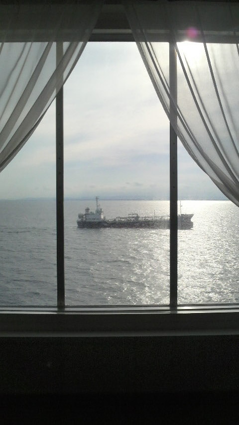 仙台港が近付いて来て船が増えてきました