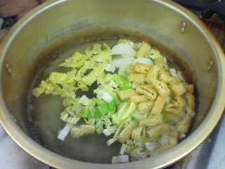 ほうとう材料投入