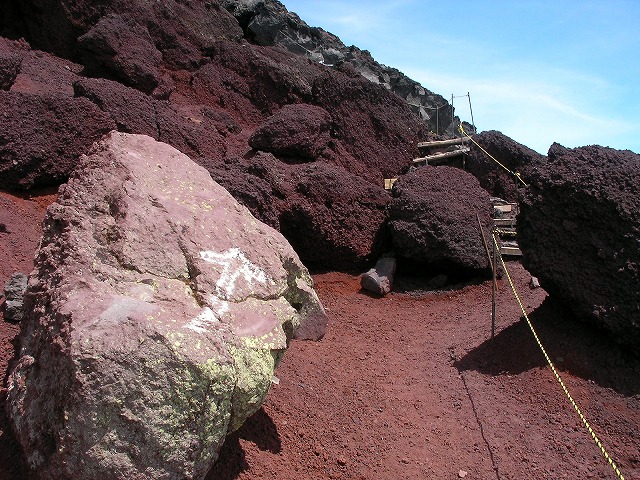 赤い登山道