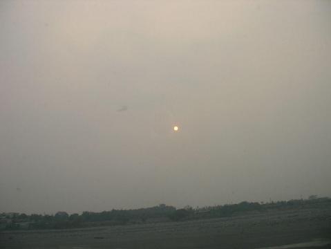 霞の向こうの太陽