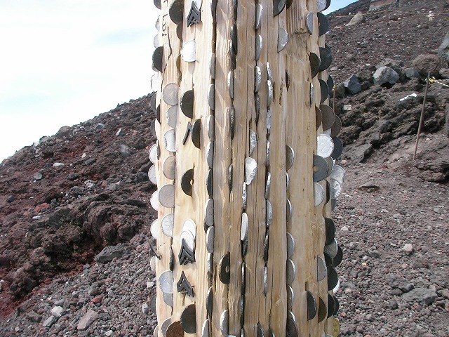 柱の割れ目に小銭が