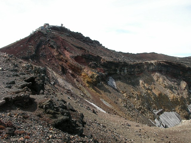 浅間大社脇を抜けると山頂が見えた