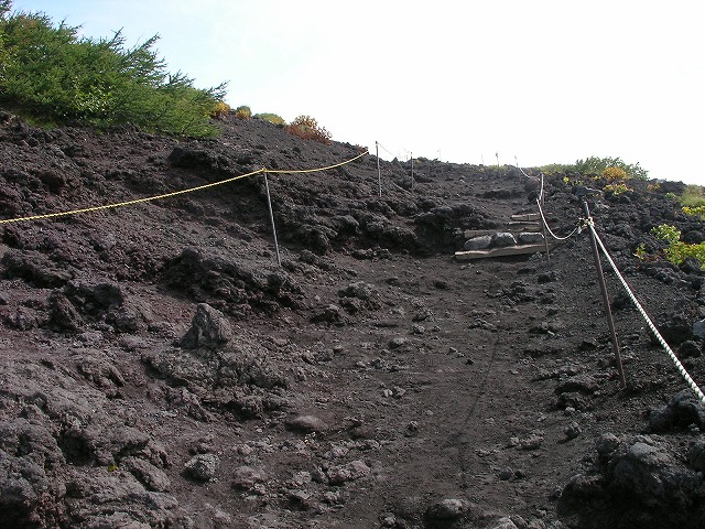 五合目直ぐの登山道