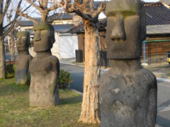 住宅街を背景にするモアイさん達v