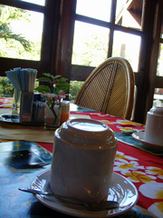 窓際テーブルへ