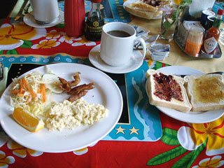 卵料理とトースト