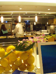 テーブル上にも差し込み口があります