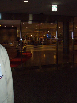 ゲートへ向います