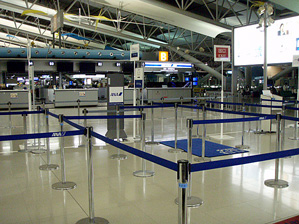 チェックインカウンターへ