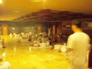 共用の大広間(見える扉は各サウナ室)