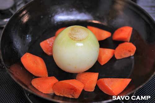 にんじんを炒める