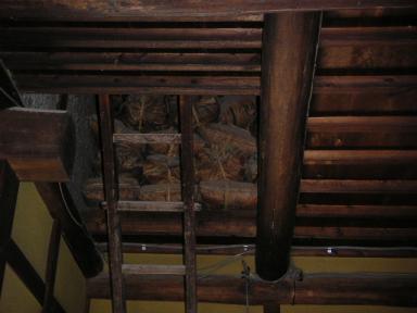 屋根裏には炭が・・・