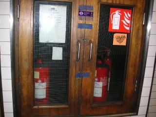 地下鉄の消火器