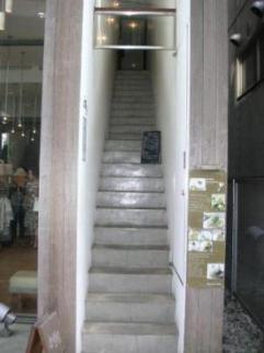 drole-階段を昇って2階がお店