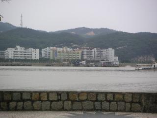 向かいに見えるのはコロアン島から観た中国