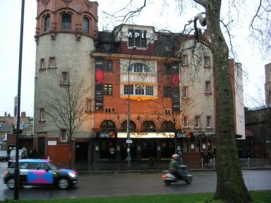 これがあの有名なライヴハウスShepherds Bush Empire！左に写っているミニが可愛い(^.^)