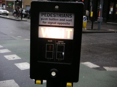Londonの信号機ボタン。いちいち押さなくてはなりません。