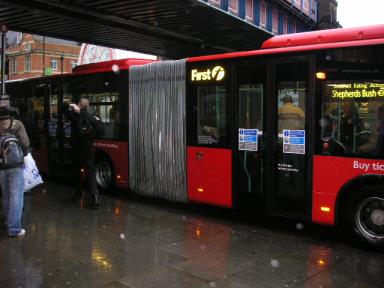 2両連結のバス。パリにもありました。