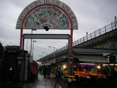 Shepherds Bush Market。移民のための市場という感じでかなり怪しげ。