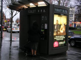 Londonの公衆トイレ、有料です。