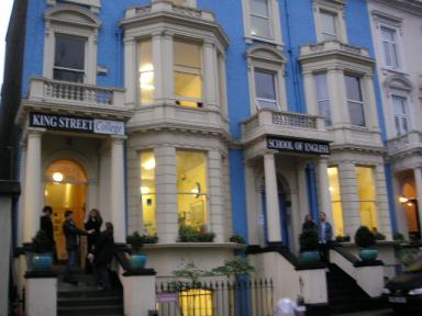 この辺りには小さな語学学校が多いようです。これも、移民が多いせいでしょうか・・？