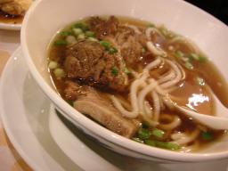 牛肉の汁ソバ、かなり太い麺