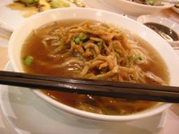 ザー菜と豚肉の汁ソバ、細い麺で美味♪日本の中華料理の味に近い。