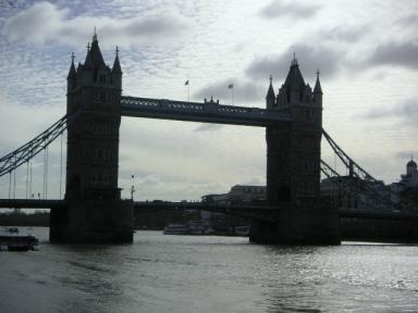 London Bridge 逆光で暗い・・・