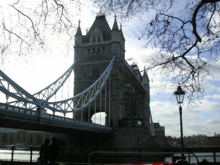 London Bridge　近くから撮ってみました。