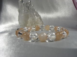 オレンジムーンストーンと水晶のブレスレット