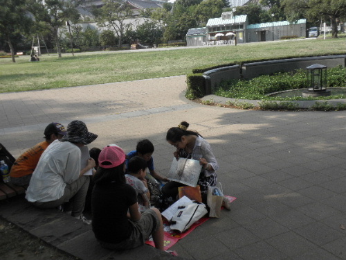平和の灯の前で絵本読み「広島の原爆」