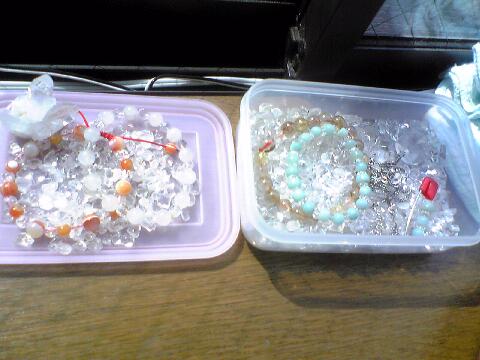 水晶のさざれとパワーストーンたち日光浴チャージ